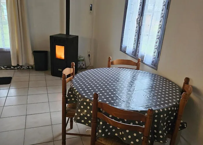 Maison Calme Proche Etang Σαλέ